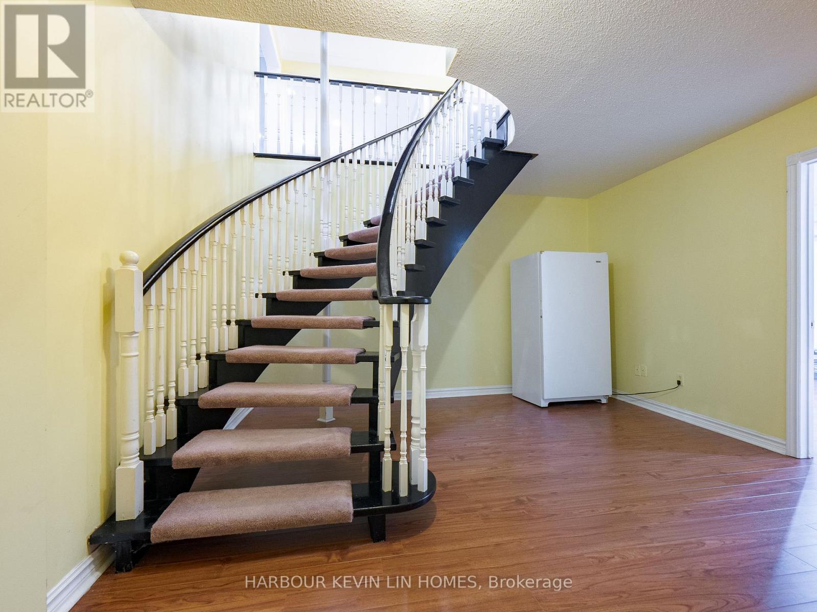 25 Pearl Gate Court, Richmond Hill, Ontario  L4B 2R2 - Photo 43 - N12472194