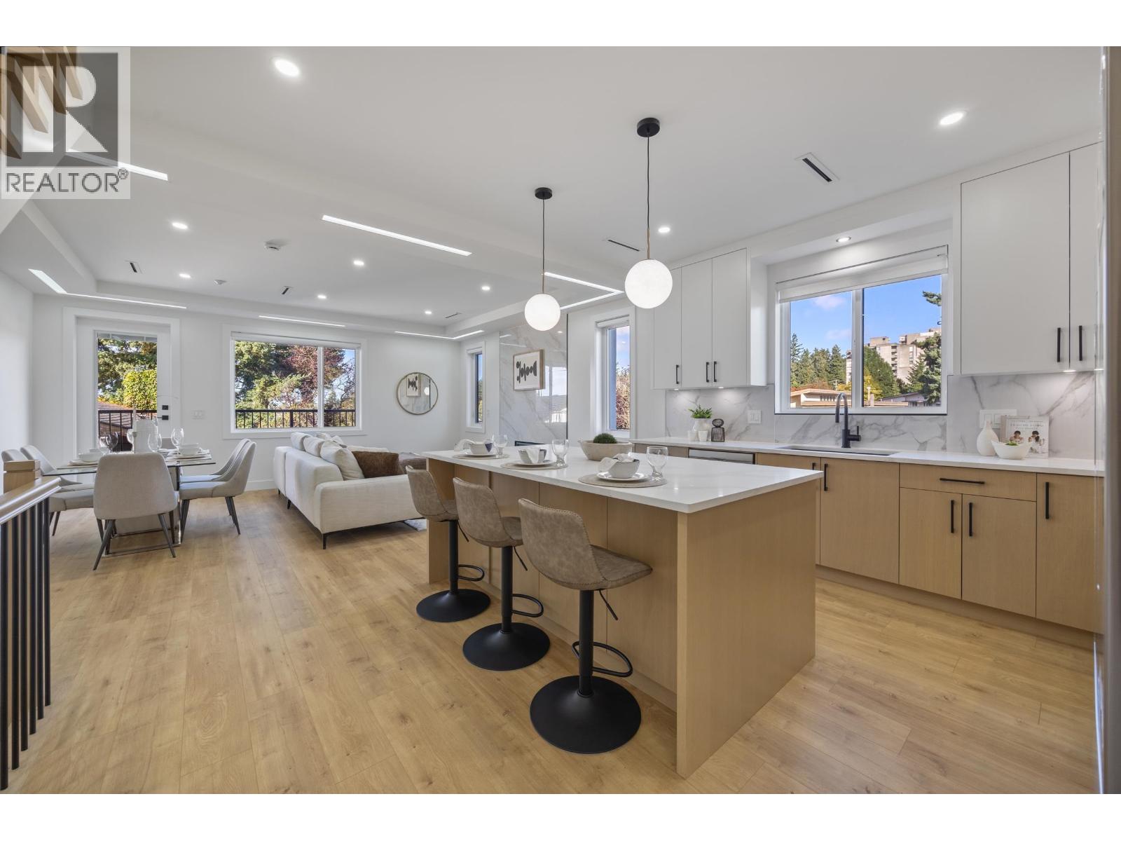 3 4170 HURST STREET, Burnaby, British Columbia