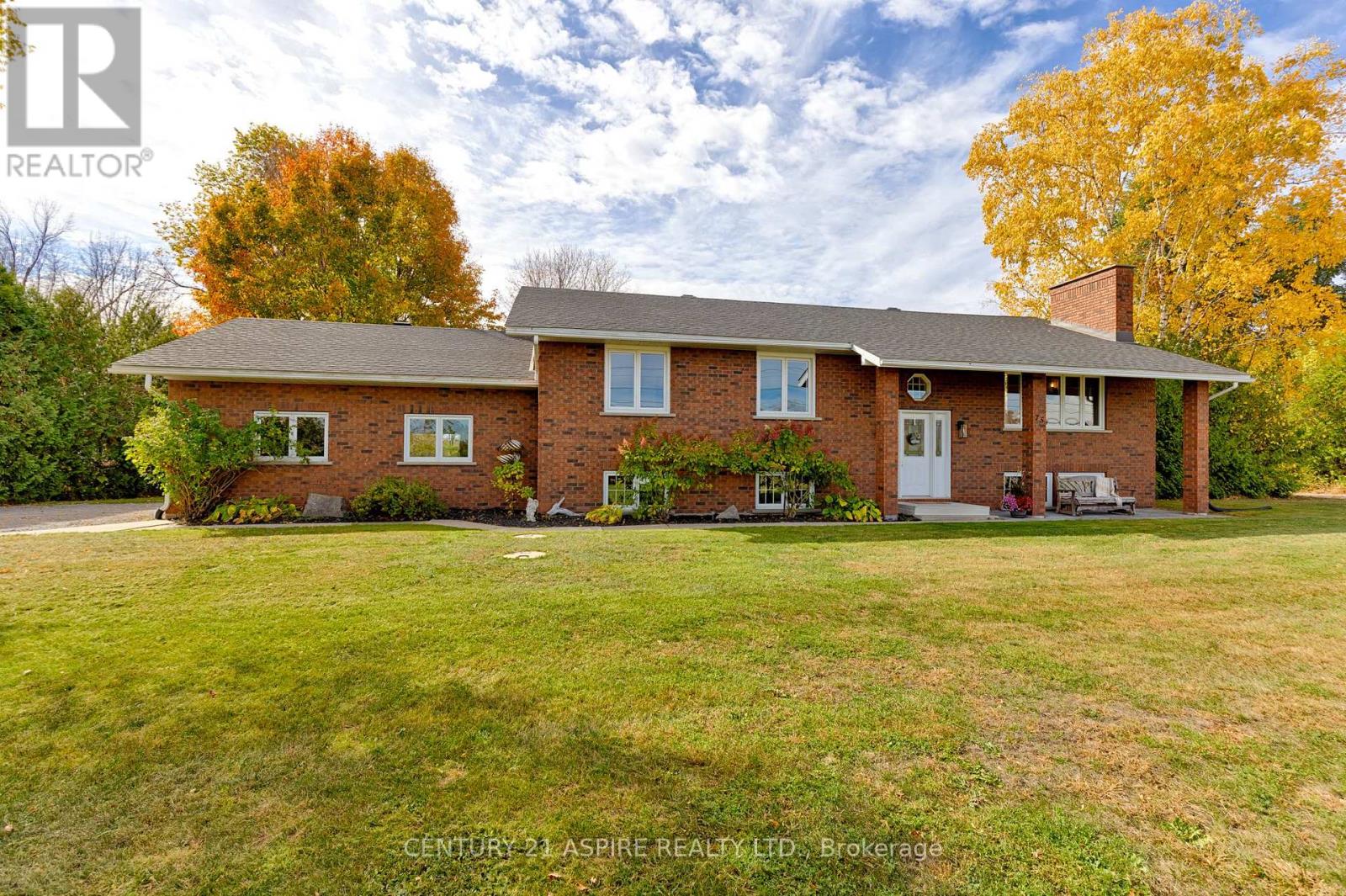 75 Pembroke Street E, Whitewater Region, Ontario  K0J 1K0 - Photo 1 - X12472311