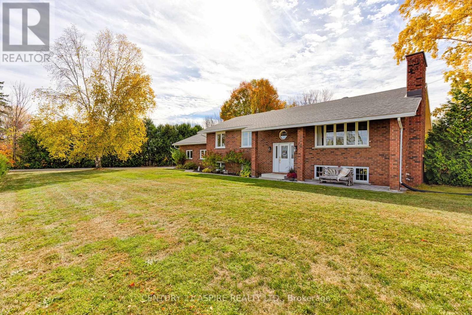 75 Pembroke Street E, Whitewater Region, Ontario  K0J 1K0 - Photo 2 - X12472311