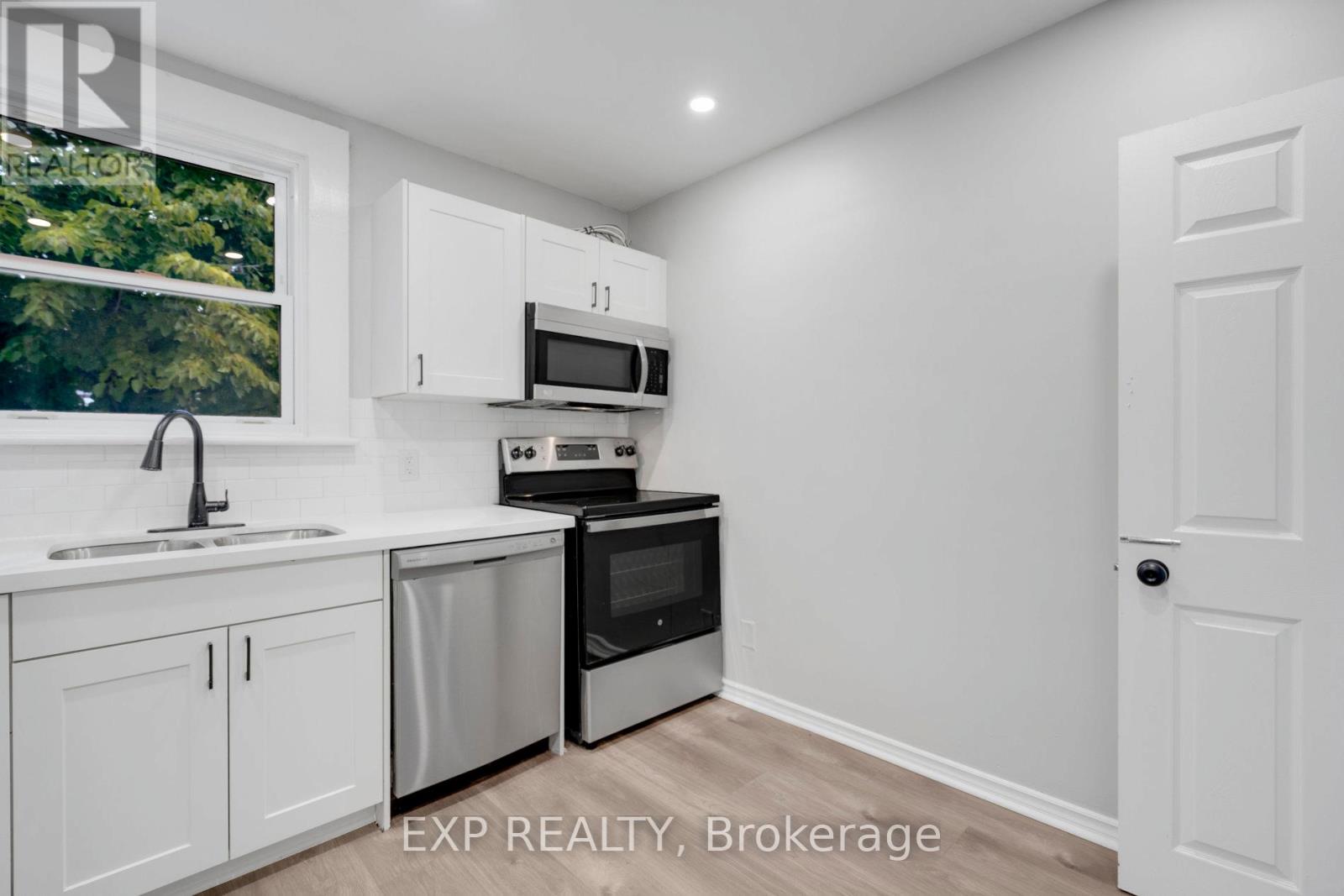 20 West 4th Street, Hamilton (Bonnington), Ontario  L9C 3M3 - Photo 17 - X12472165