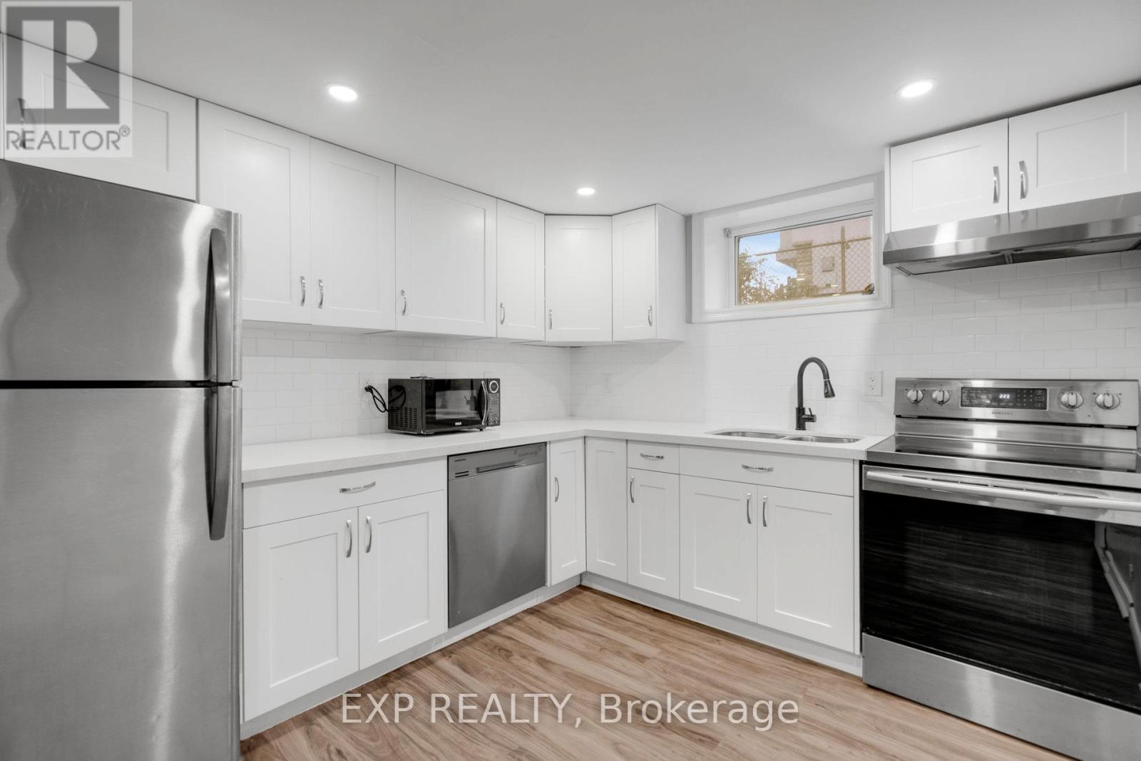 20 West 4th Street, Hamilton (Bonnington), Ontario  L9C 3M3 - Photo 22 - X12472165