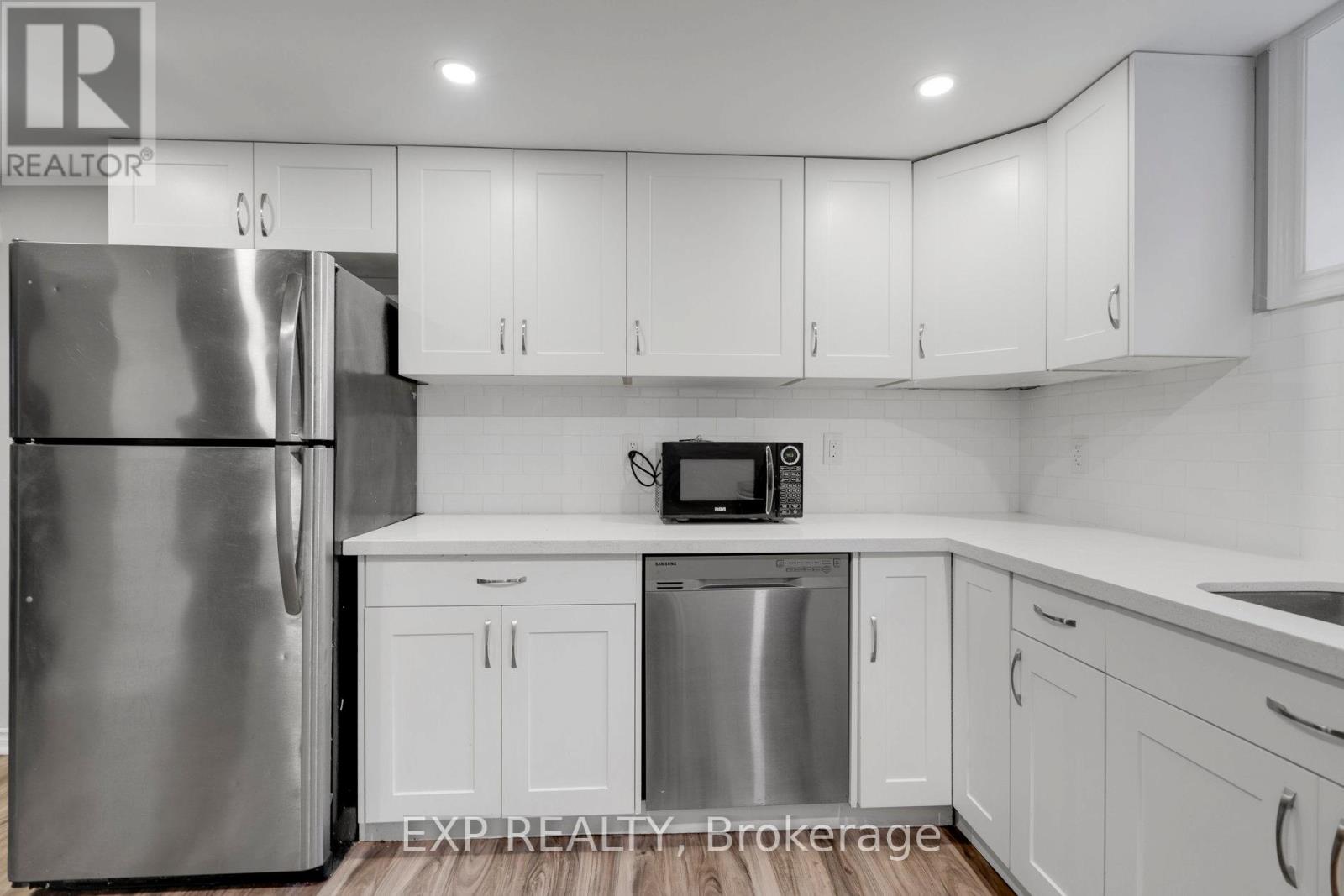 20 West 4th Street, Hamilton (Bonnington), Ontario  L9C 3M3 - Photo 24 - X12472165