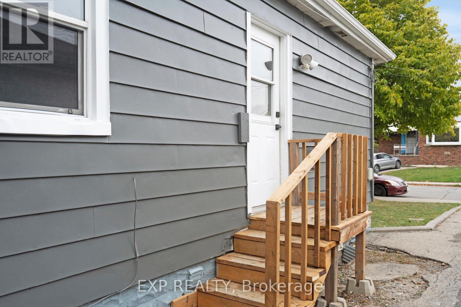 20 West 4th Street, Hamilton (Bonnington), Ontario  L9C 3M3 - Photo 36 - X12472165