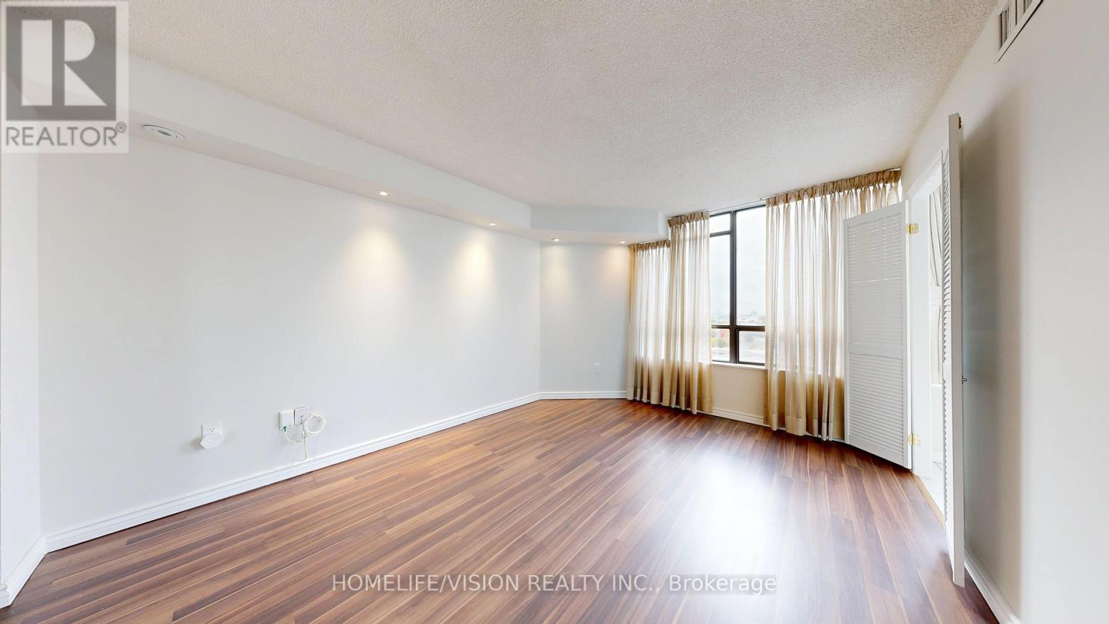 1010 - 7420 Bathurst Street, Vaughan (Brownridge), Ontario  L4J 6X4 - Photo 12 - N12472237