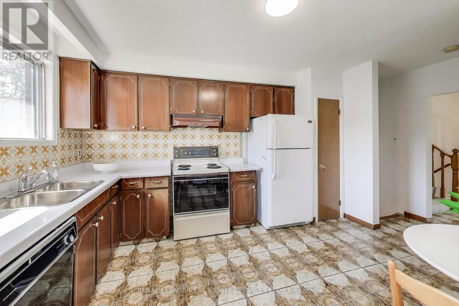 251 Driftwood Avenue, Toronto, Ontario  M3N 2N6 - Photo 7 - W12472211
