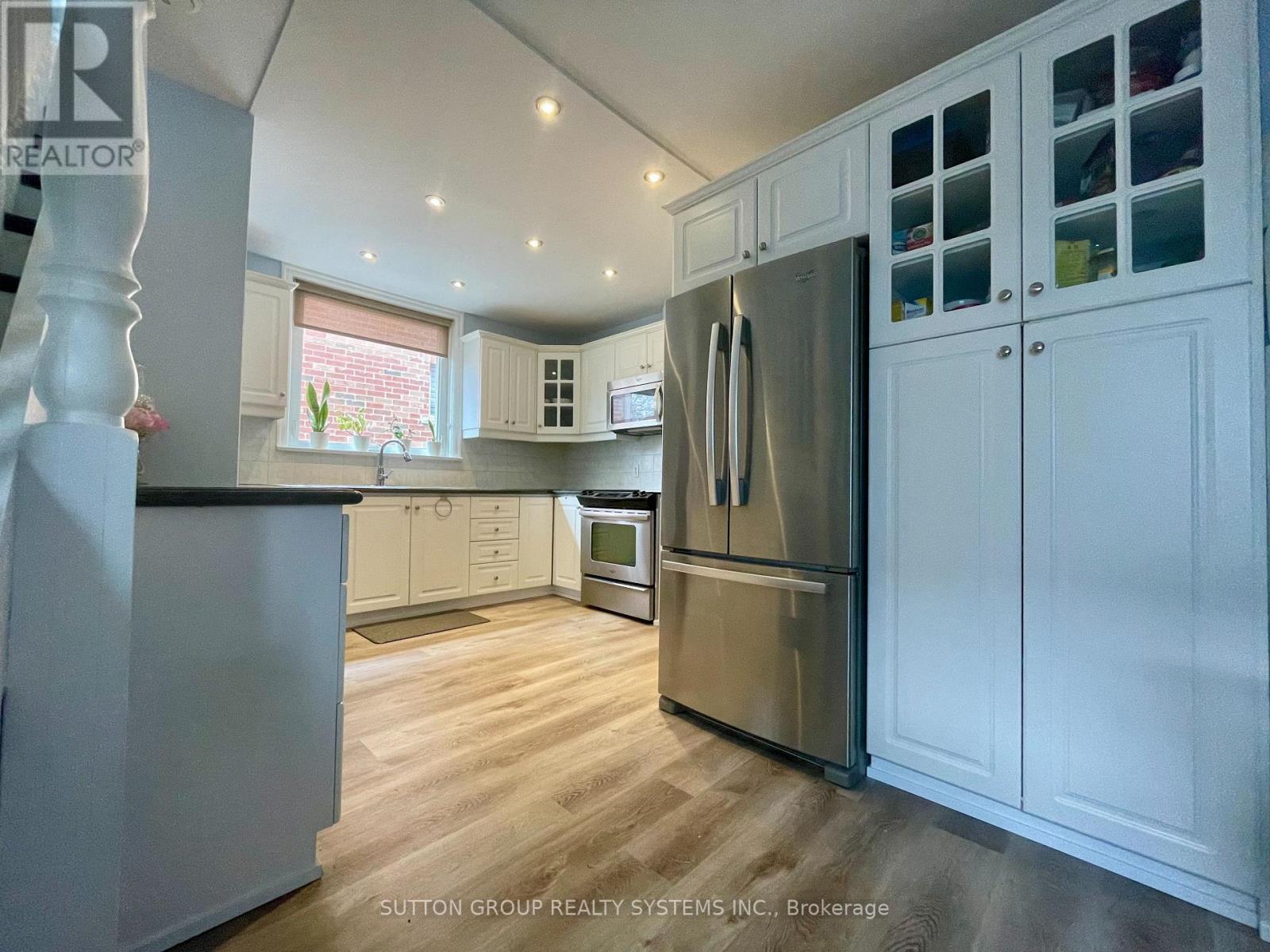 1 Elmlea Avenue, Toronto (Humber Heights), Ontario  M9P 2M6 - Photo 10 - W12472229
