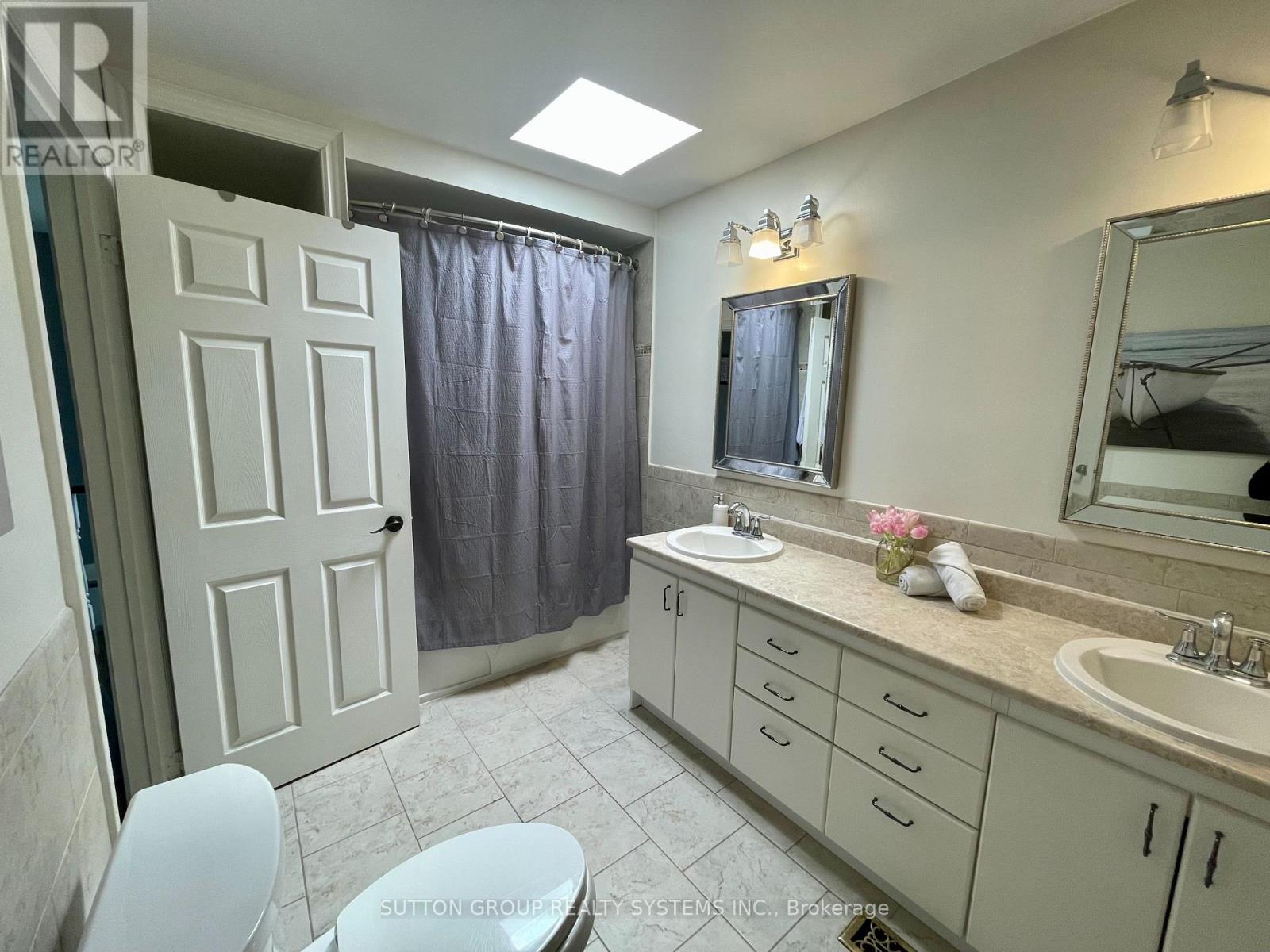 1 Elmlea Avenue, Toronto (Humber Heights), Ontario  M9P 2M6 - Photo 18 - W12472229