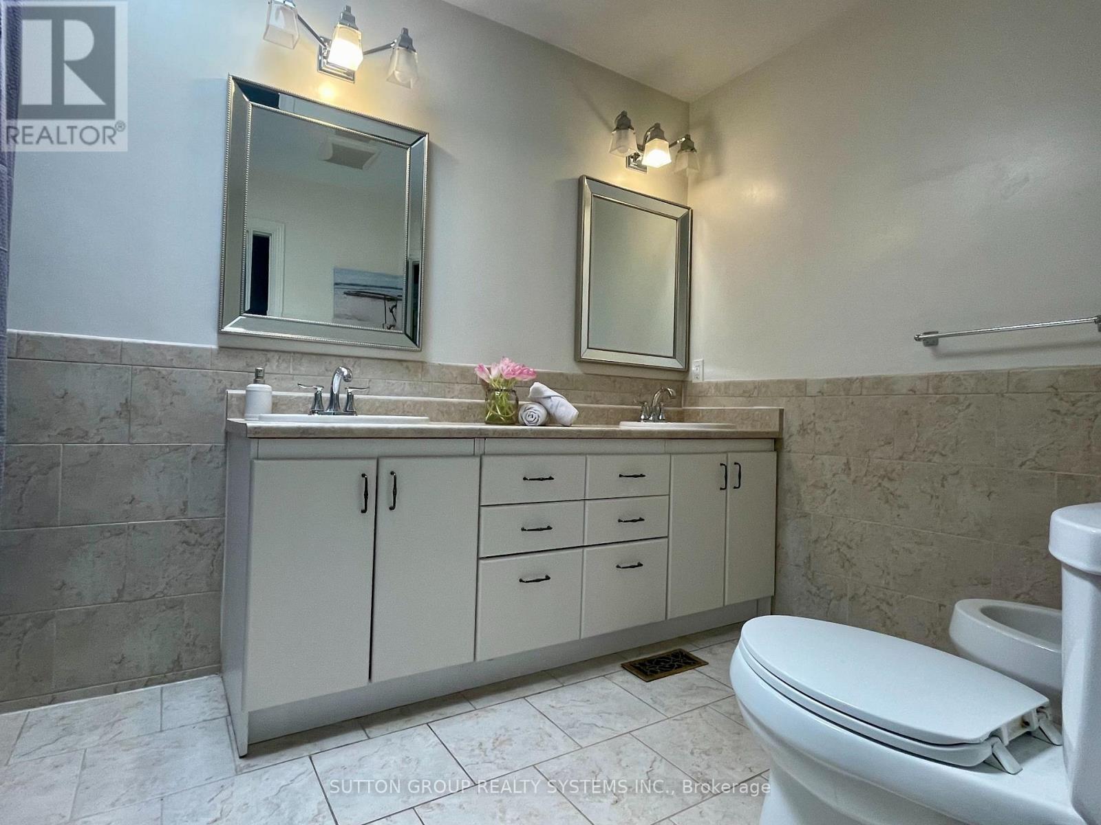 1 Elmlea Avenue, Toronto (Humber Heights), Ontario  M9P 2M6 - Photo 21 - W12472229