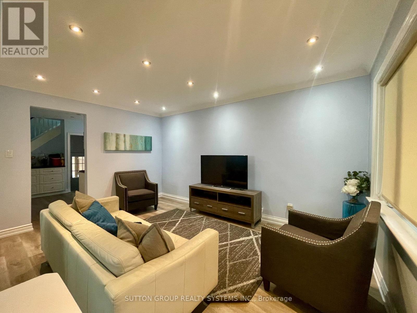 1 Elmlea Avenue, Toronto (Humber Heights), Ontario  M9P 2M6 - Photo 8 - W12472229