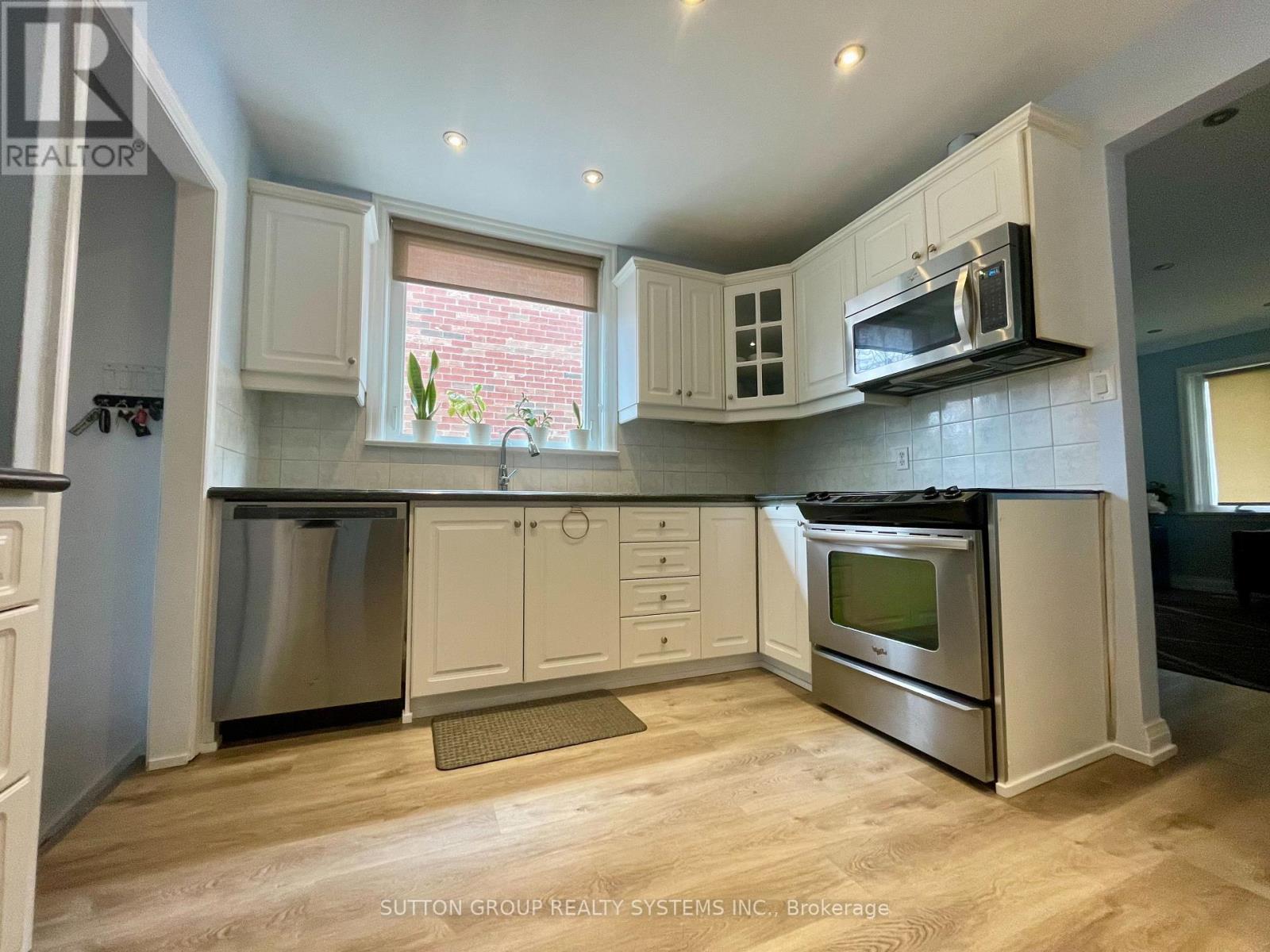 1 Elmlea Avenue, Toronto (Humber Heights), Ontario  M9P 2M6 - Photo 9 - W12472229