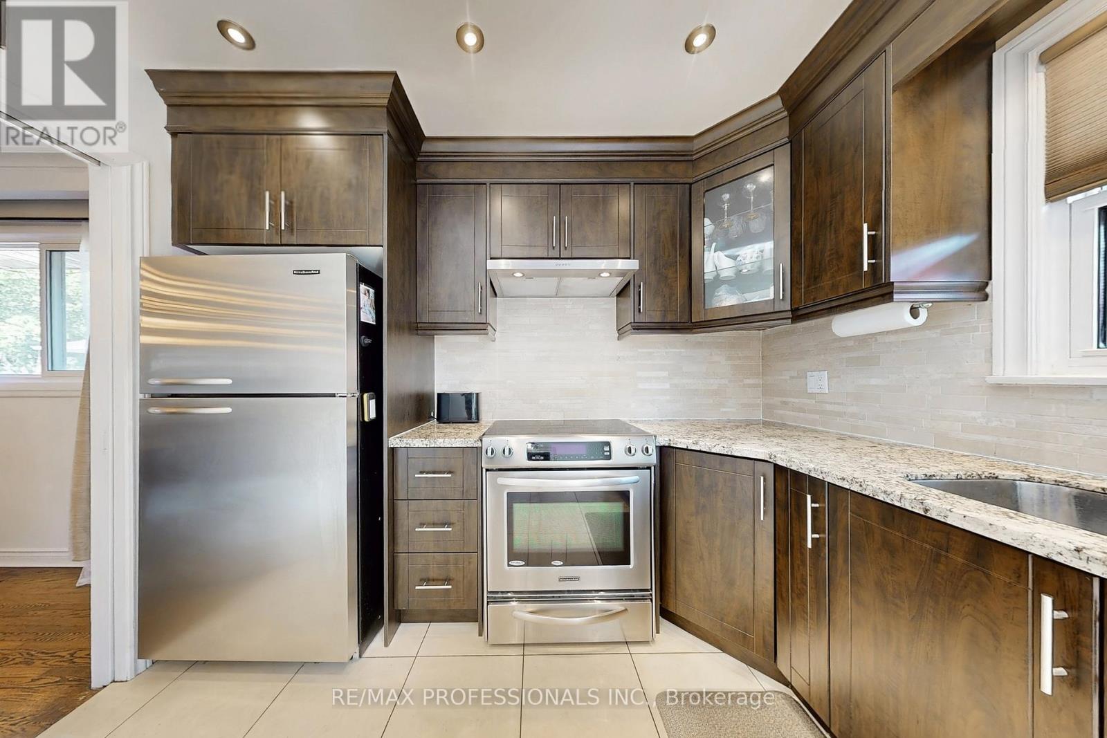 3 Hartsdale Drive, Toronto (Willowridge-Martingrove-Richview), Ontario  M9R 2S1 - Photo 13 - W12472275