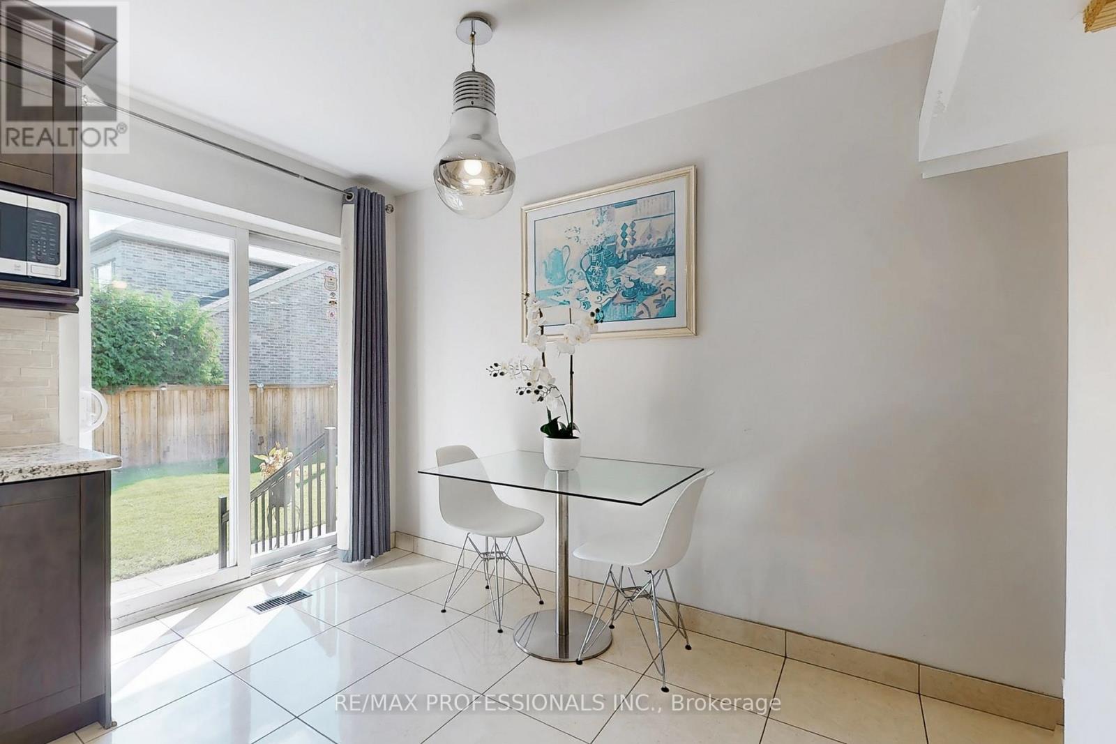 3 Hartsdale Drive, Toronto (Willowridge-Martingrove-Richview), Ontario  M9R 2S1 - Photo 16 - W12472275