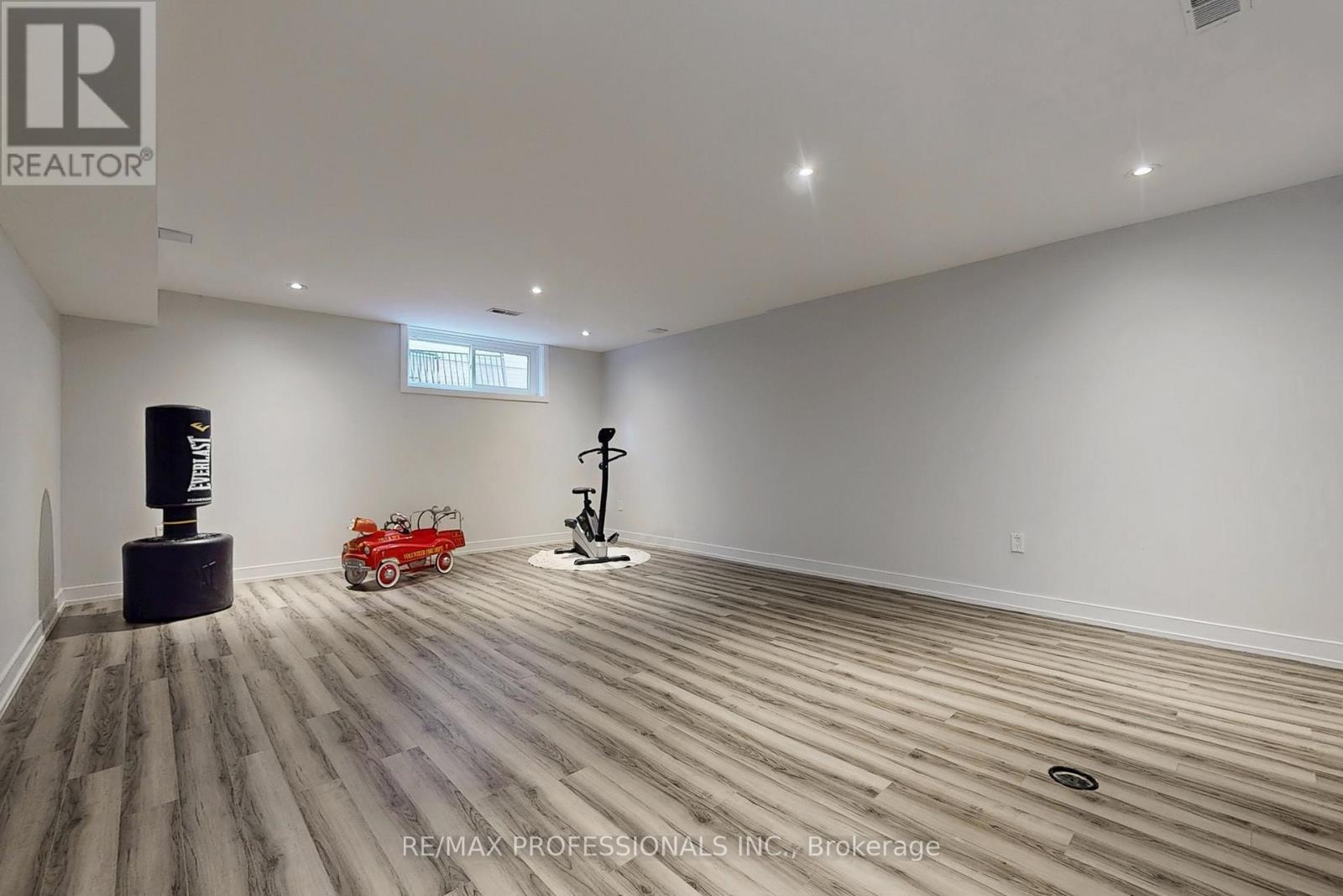 3 Hartsdale Drive, Toronto (Willowridge-Martingrove-Richview), Ontario  M9R 2S1 - Photo 31 - W12472275