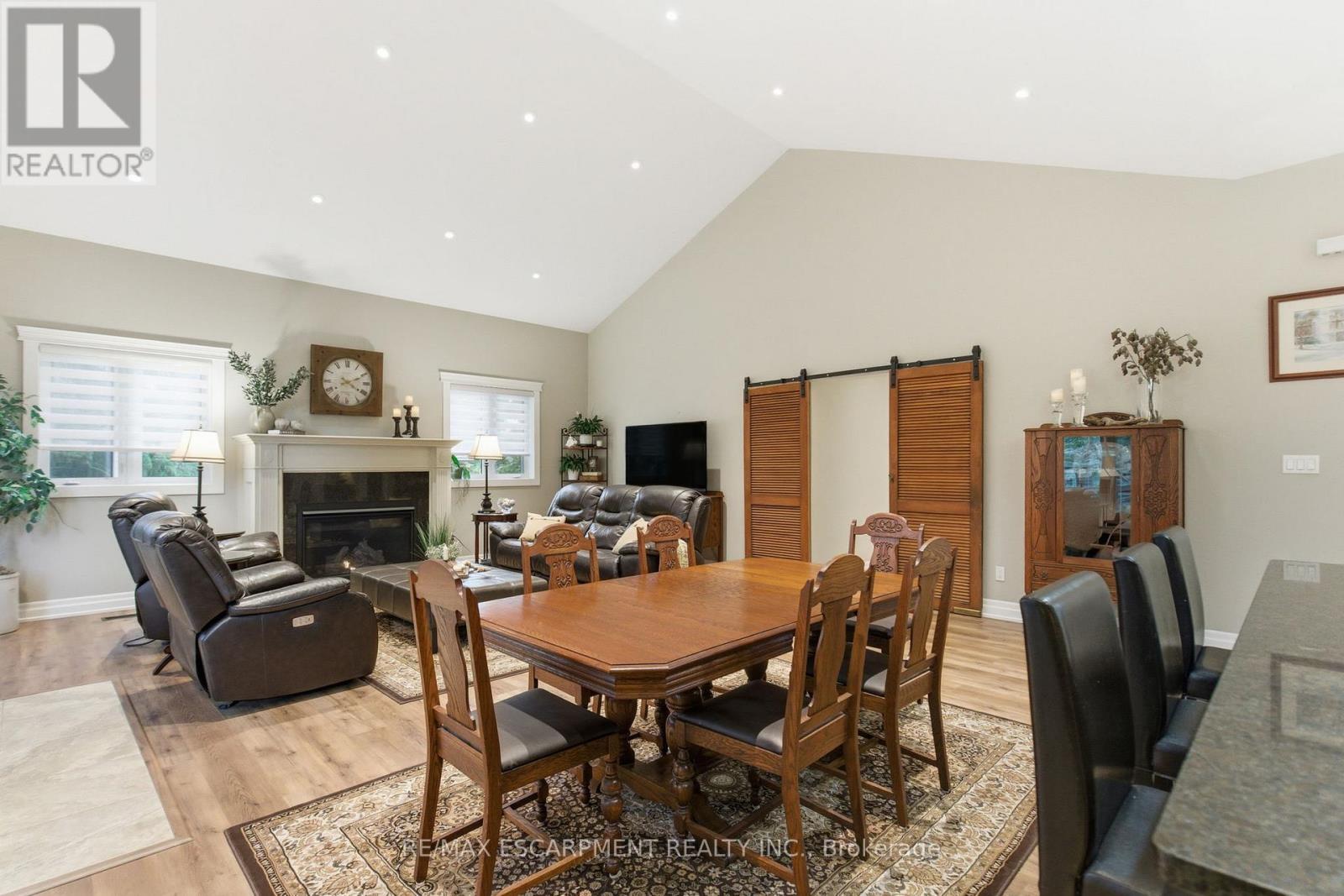 792 Old York Road, Burlington, Ontario  L7P 4X9 - Photo 13 - W12472277