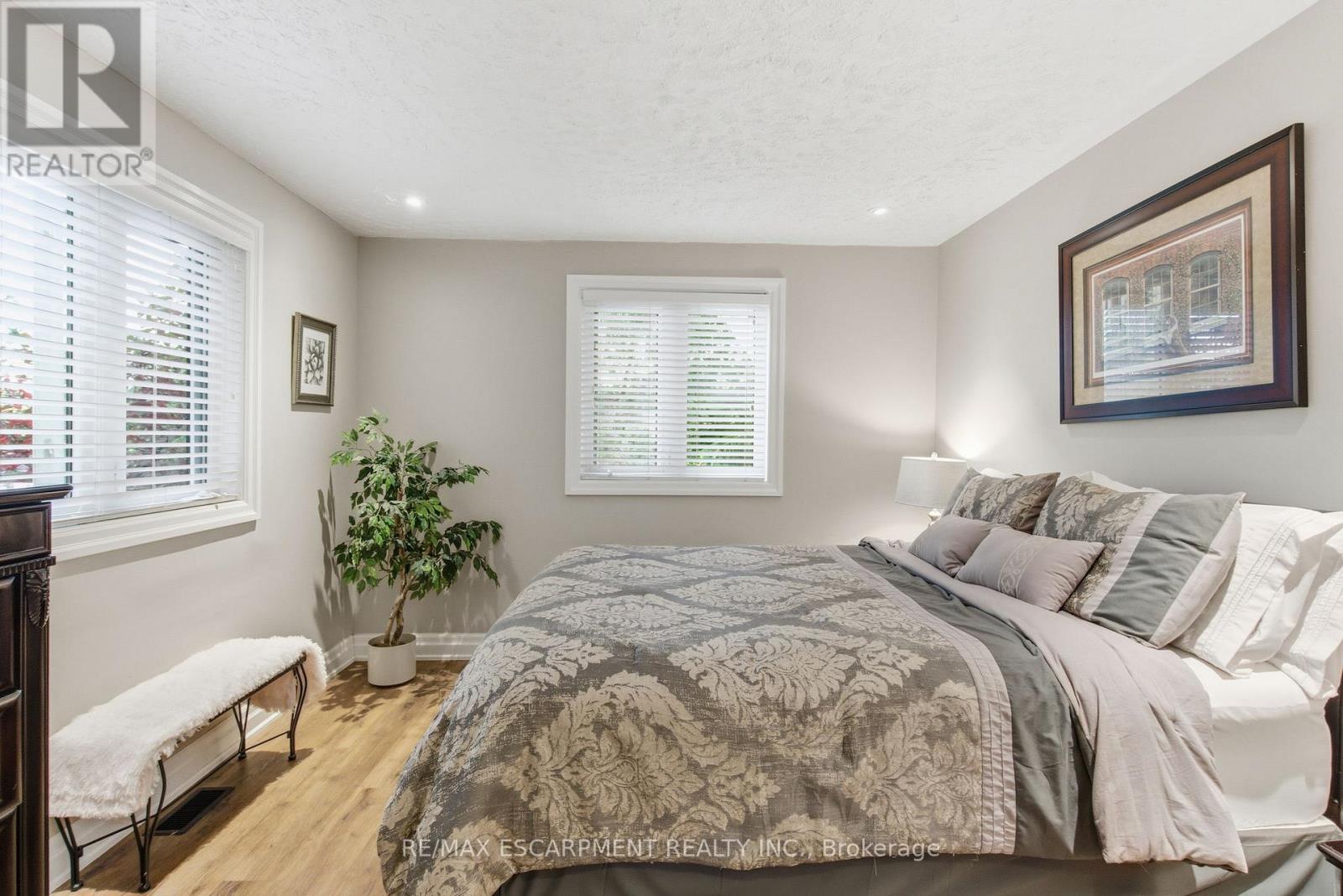 792 Old York Road, Burlington, Ontario  L7P 4X9 - Photo 18 - W12472277