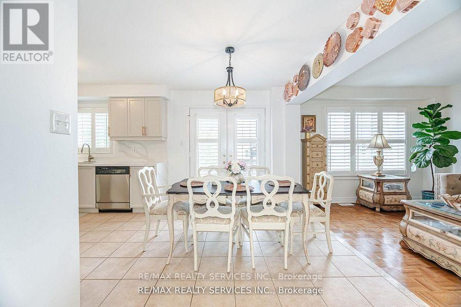 105 Sugarhill Drive, Brampton (Fletcher's Meadow), Ontario  L7A 3X3 - Photo 15 - W12472283