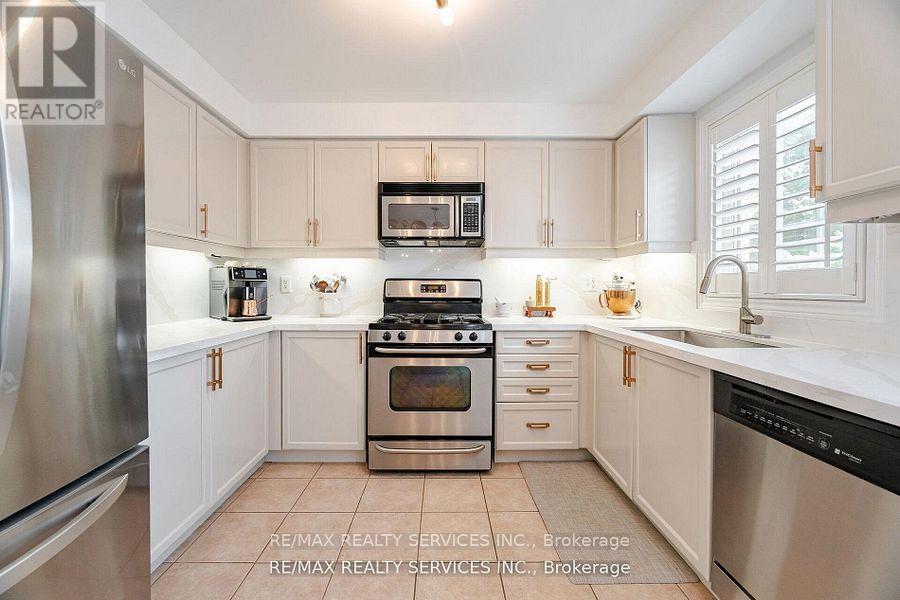 105 Sugarhill Drive, Brampton (Fletcher's Meadow), Ontario  L7A 3X3 - Photo 17 - W12472283