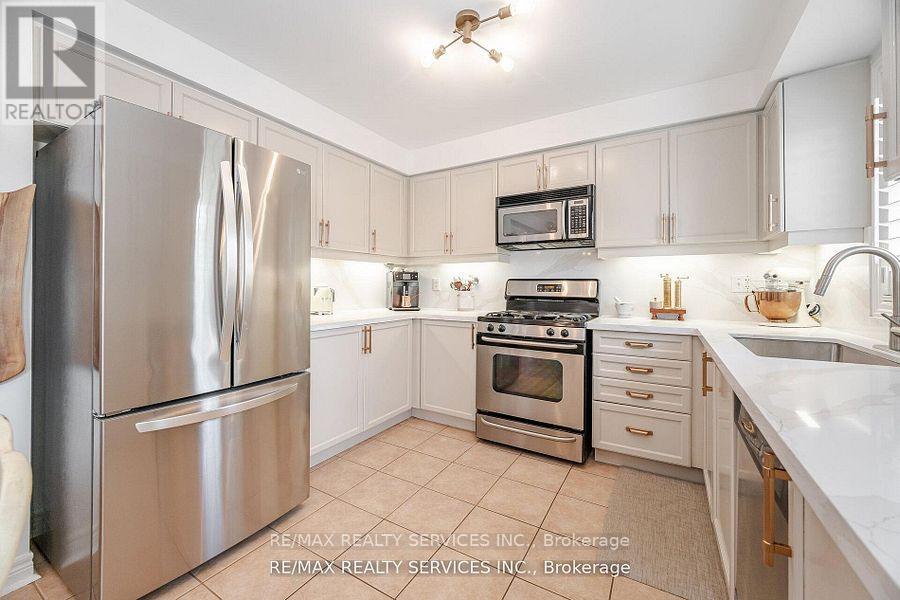 105 Sugarhill Drive, Brampton (Fletcher's Meadow), Ontario  L7A 3X3 - Photo 18 - W12472283