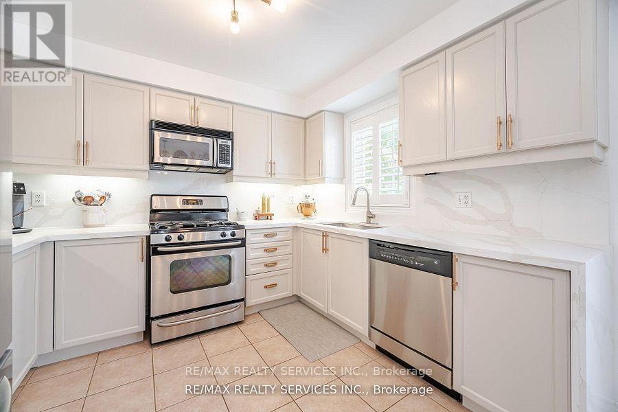 105 Sugarhill Drive, Brampton (Fletcher's Meadow), Ontario  L7A 3X3 - Photo 19 - W12472283