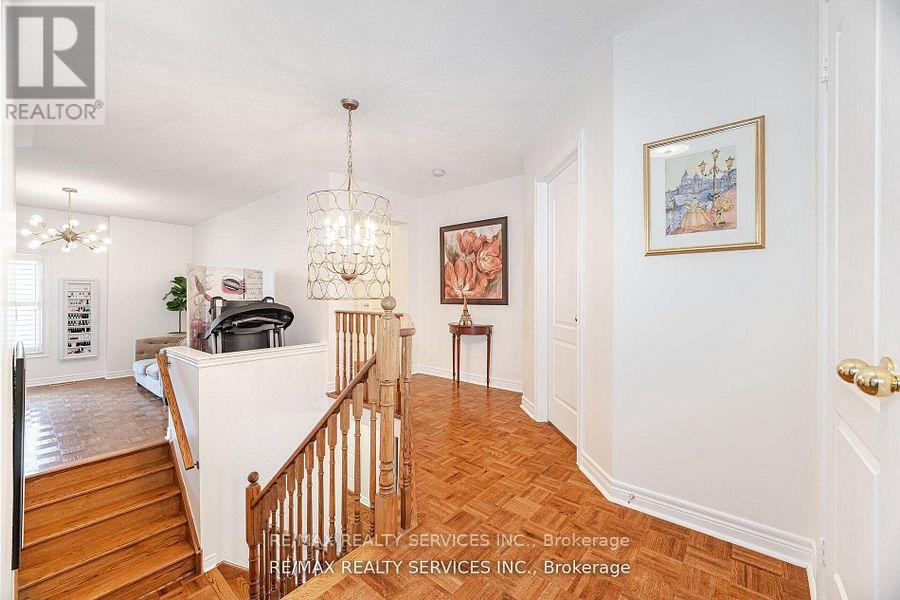105 Sugarhill Drive, Brampton (Fletcher's Meadow), Ontario  L7A 3X3 - Photo 27 - W12472283