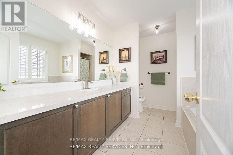 105 Sugarhill Drive, Brampton (Fletcher's Meadow), Ontario  L7A 3X3 - Photo 30 - W12472283