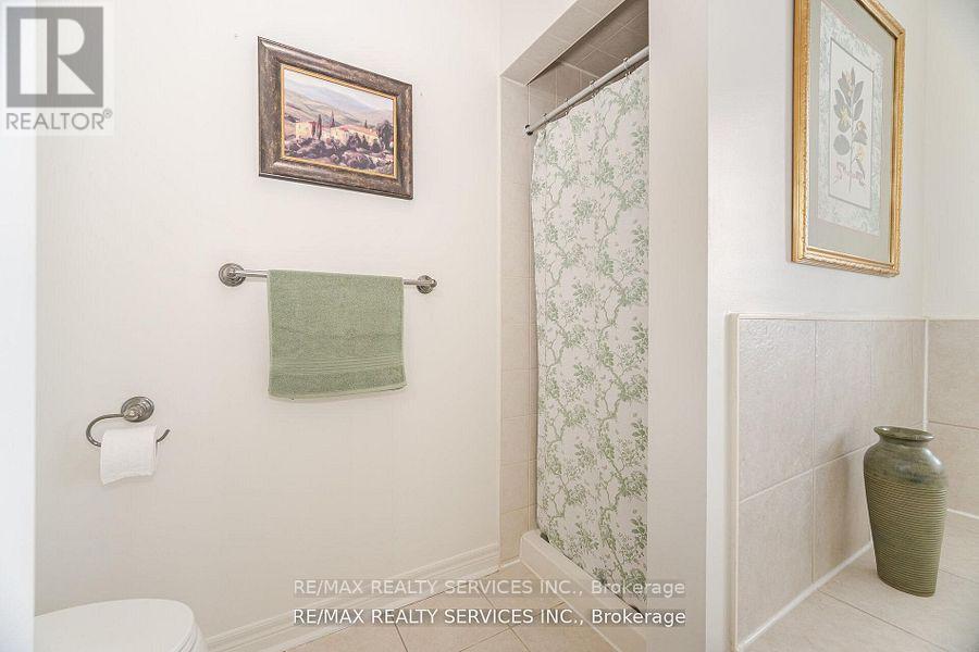 105 Sugarhill Drive, Brampton (Fletcher's Meadow), Ontario  L7A 3X3 - Photo 32 - W12472283