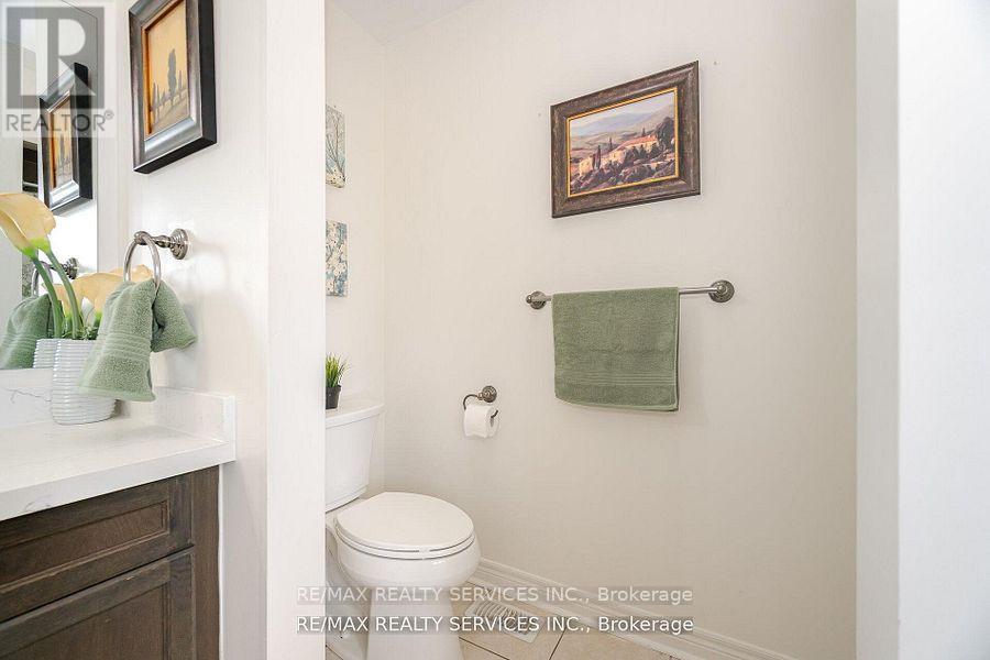 105 Sugarhill Drive, Brampton (Fletcher's Meadow), Ontario  L7A 3X3 - Photo 33 - W12472283