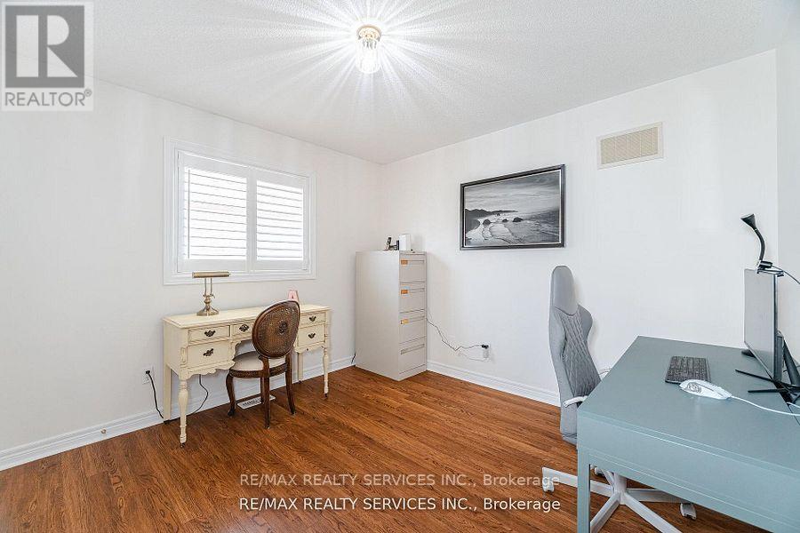 105 Sugarhill Drive, Brampton (Fletcher's Meadow), Ontario  L7A 3X3 - Photo 38 - W12472283