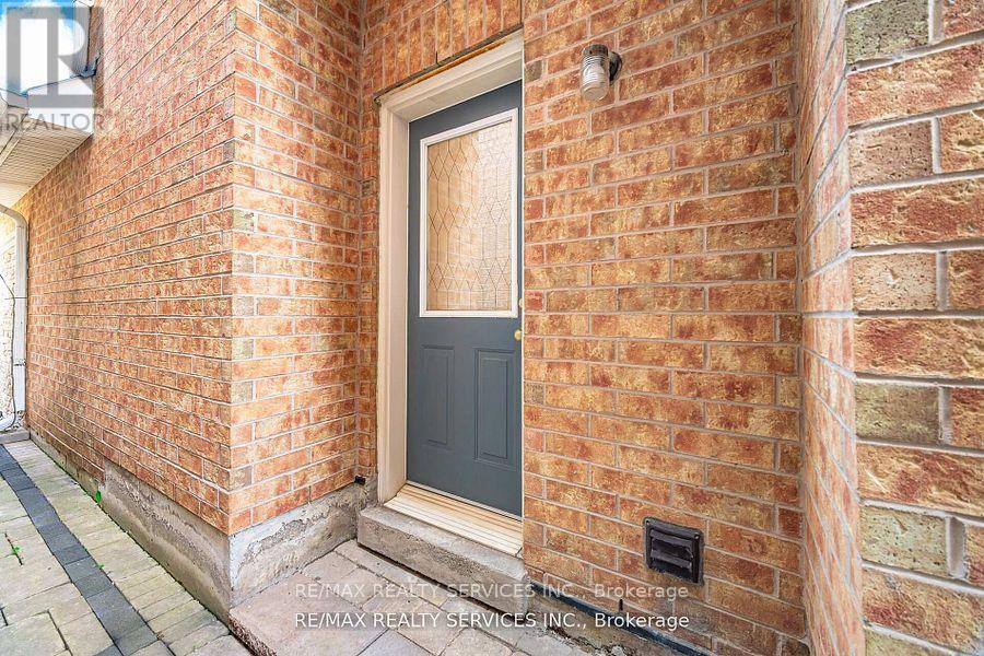 105 Sugarhill Drive, Brampton (Fletcher's Meadow), Ontario  L7A 3X3 - Photo 42 - W12472283