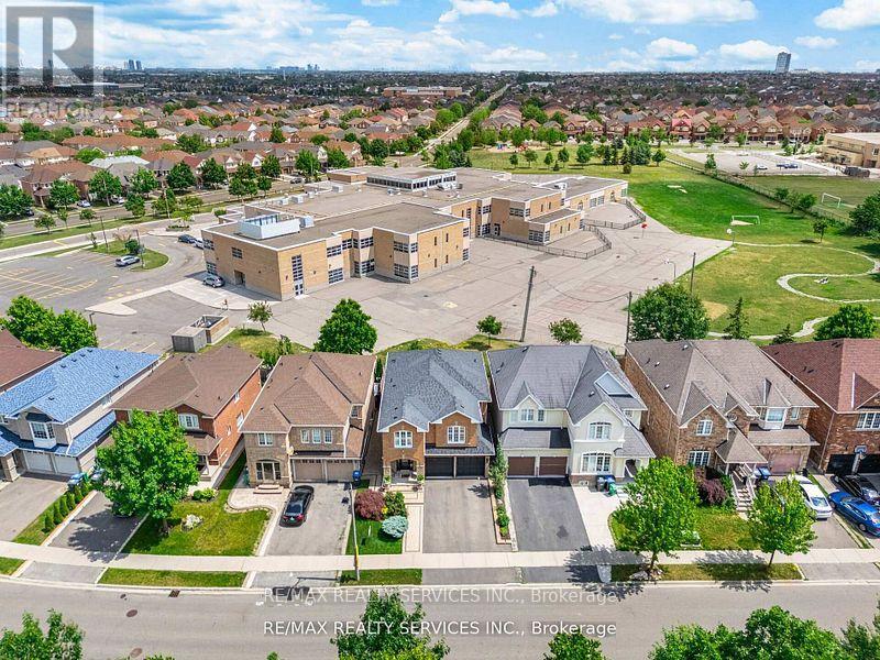 105 Sugarhill Drive, Brampton (Fletcher's Meadow), Ontario  L7A 3X3 - Photo 47 - W12472283