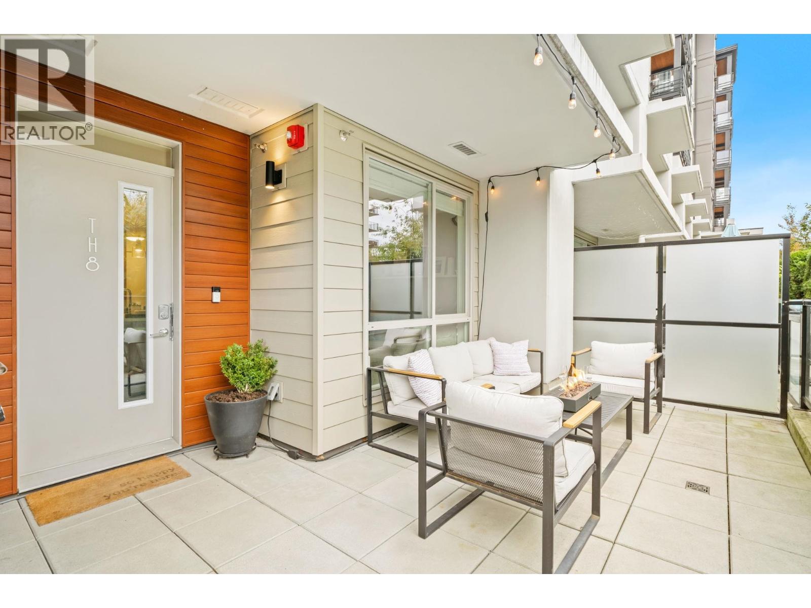 Th8 108 E 8th Street, North Vancouver, British Columbia  V7L 0H1 - Photo 2 - R3060016