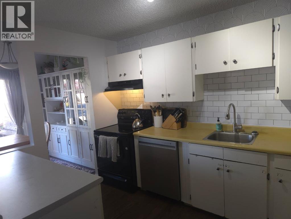 10 Columbia Place W, Lethbridge, Alberta  T1K 5A8 - Photo 3 - A2250468