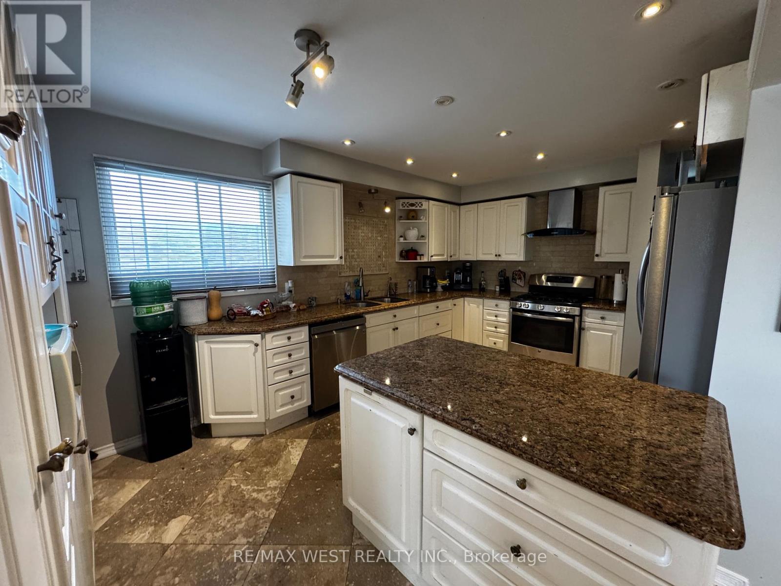 11 Turner Court, Bradford West Gwillimbury, Ontario  L3Z 2W3 - Photo 5 - N12422350