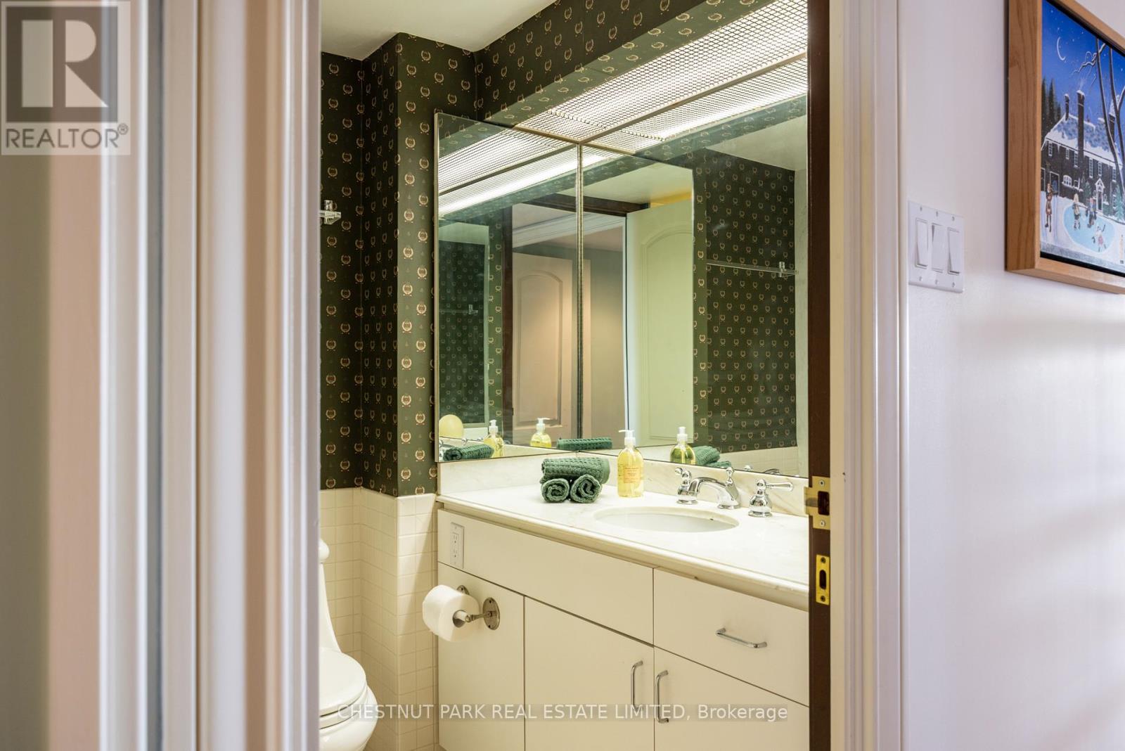 1002 - 63 St Clair Avenue W, Toronto (Yonge-St. Clair), Ontario  M4V 2Y9 - Photo 15 - C12472341