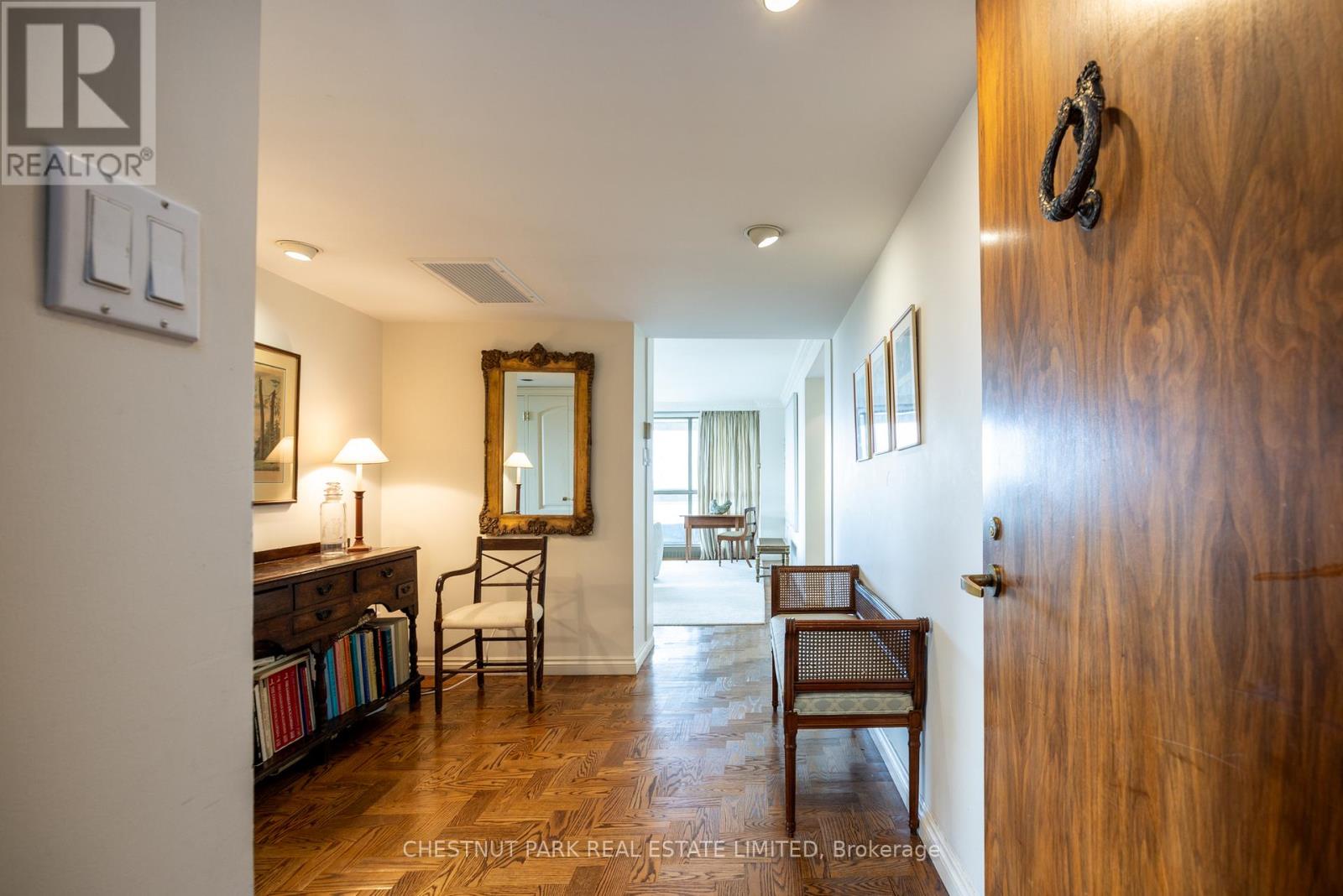 1002 - 63 St Clair Avenue W, Toronto (Yonge-St. Clair), Ontario  M4V 2Y9 - Photo 2 - C12472341