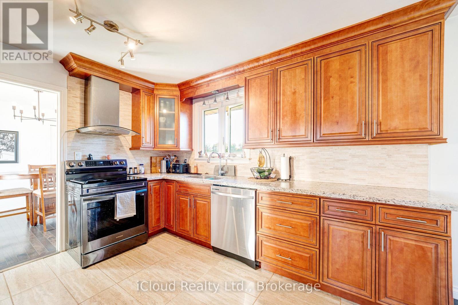 22186 Kennedy Road, East Gwillimbury, Ontario  L0G 1V0 - Photo 9 - N12472330