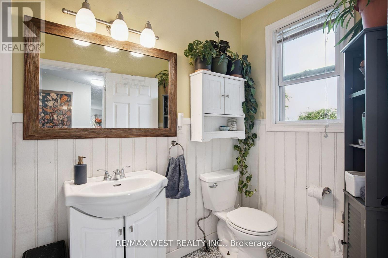 10 Patty Lane, Georgina, Ontario  L0E 1S0 - Photo 6 - N12472360