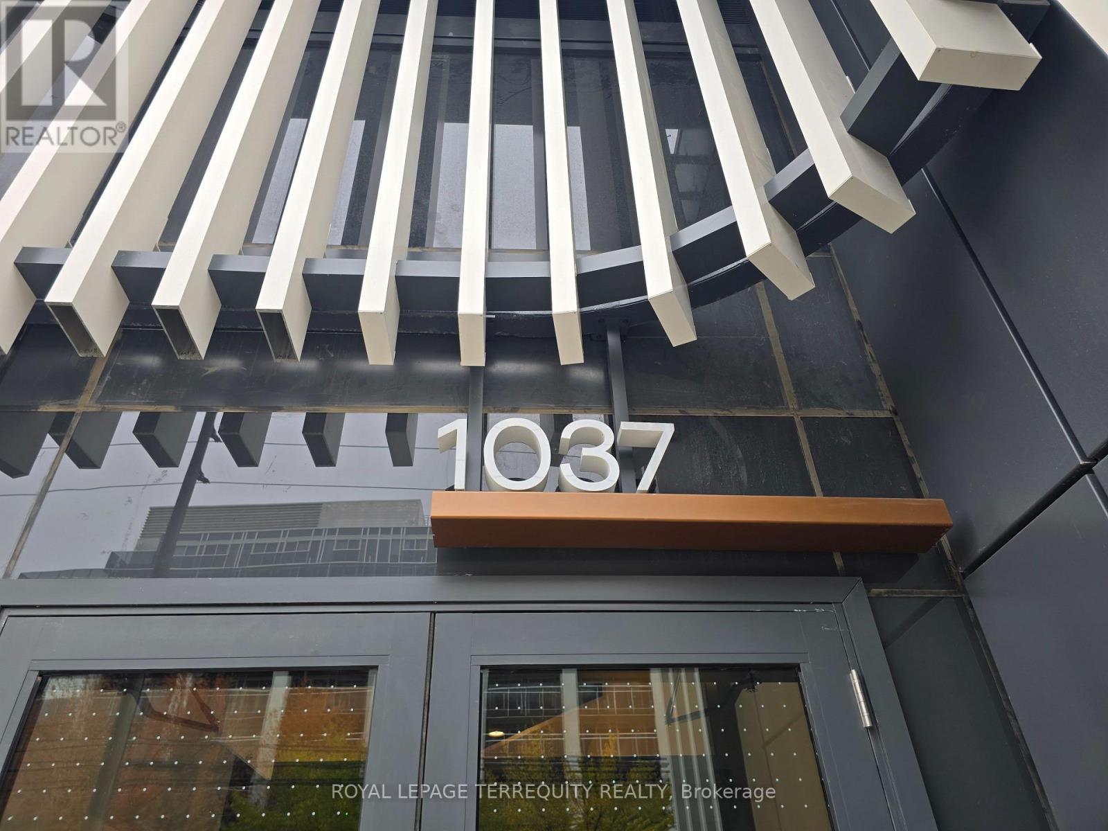 402 - 1037 The Queensway, Toronto, Ontario  M8Z 6C7 - Photo 2 - W12469989