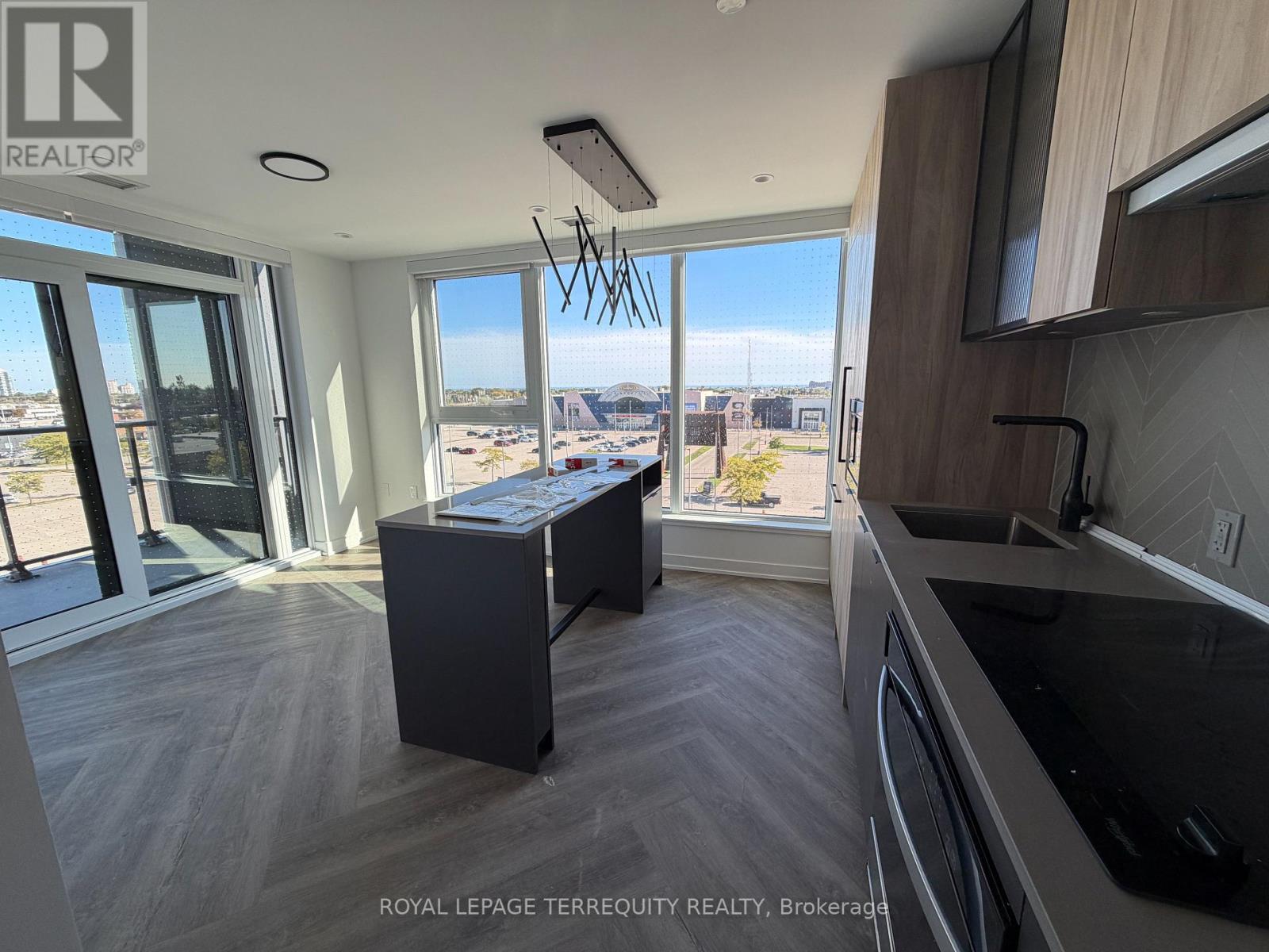 402 - 1037 The Queensway, Toronto, Ontario  M8Z 6C7 - Photo 7 - W12469989