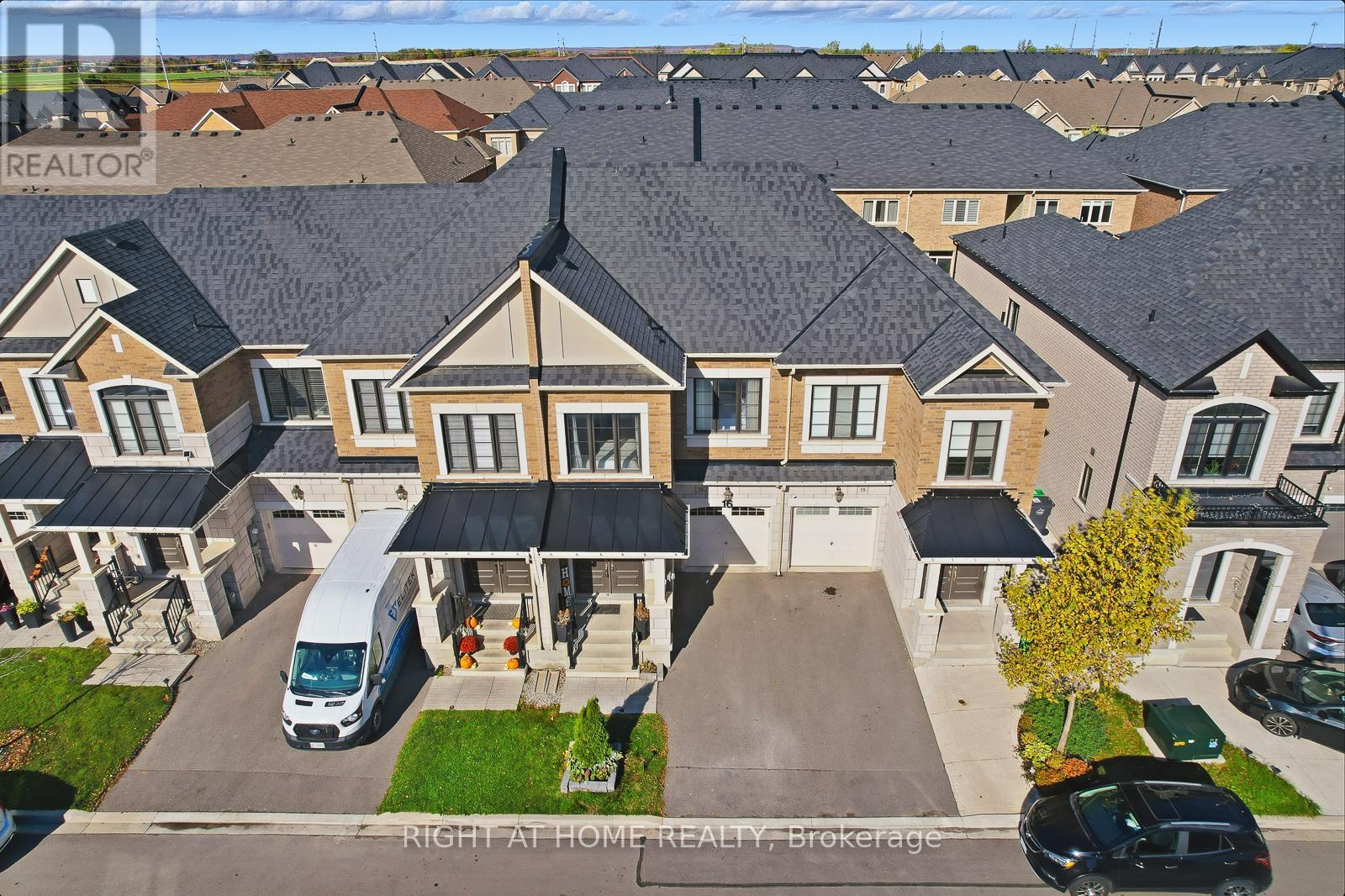 16 Angelfish Road, Brampton (Northwest Brampton), Ontario  L7A 5C5 - Photo 4 - W12472340