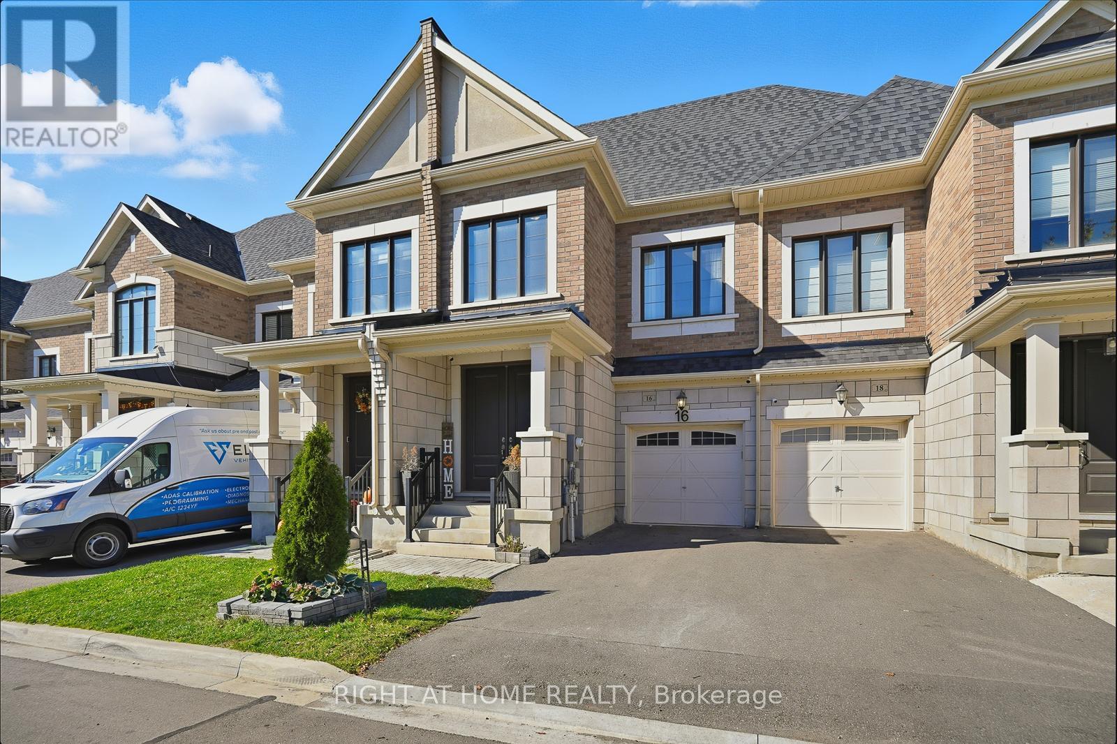 16 Angelfish Road, Brampton (Northwest Brampton), Ontario  L7A 5C5 - Photo 5 - W12472340