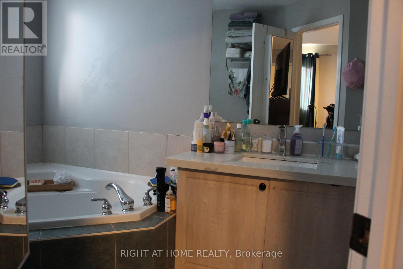 144 Cadillac Crescent, Brampton, Ontario  L7A 3B4 - Photo 14 - W12472352