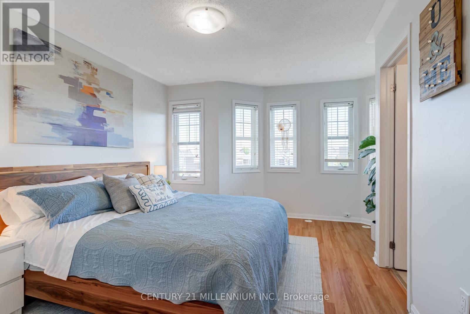914 Ambroise Crescent, Milton, Ontario  L9T 0M2 - Photo 22 - W12472369