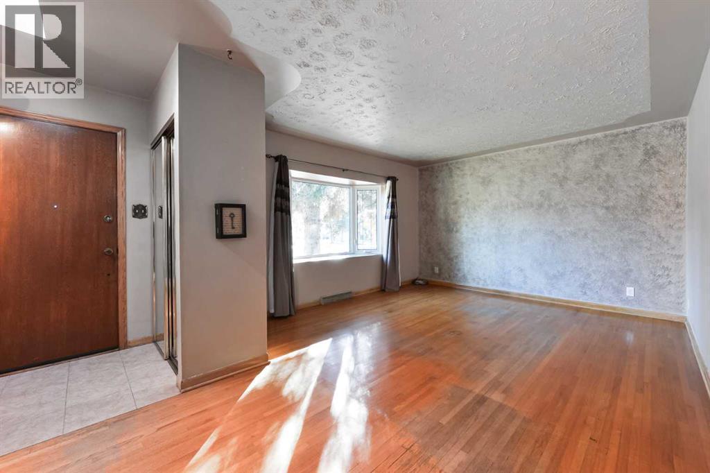 87 Gladeview Crescent Sw, Calgary, Alberta  T3E 4X9 - Photo 3 - A2264315