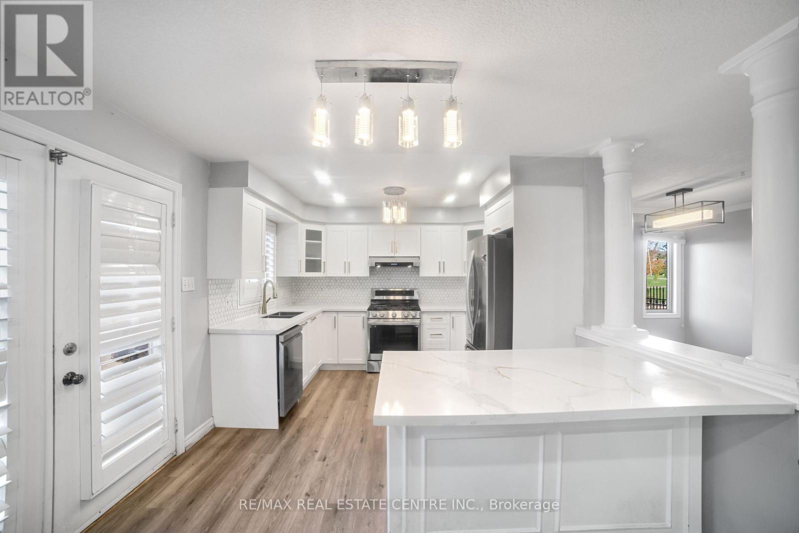170 Southbrook Drive W, Hamilton (Binbrook), Ontario  L0R 1C0 - Photo 12 - X12472334