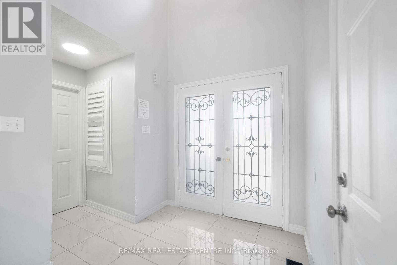 170 Southbrook Drive W, Hamilton (Binbrook), Ontario  L0R 1C0 - Photo 5 - X12472334