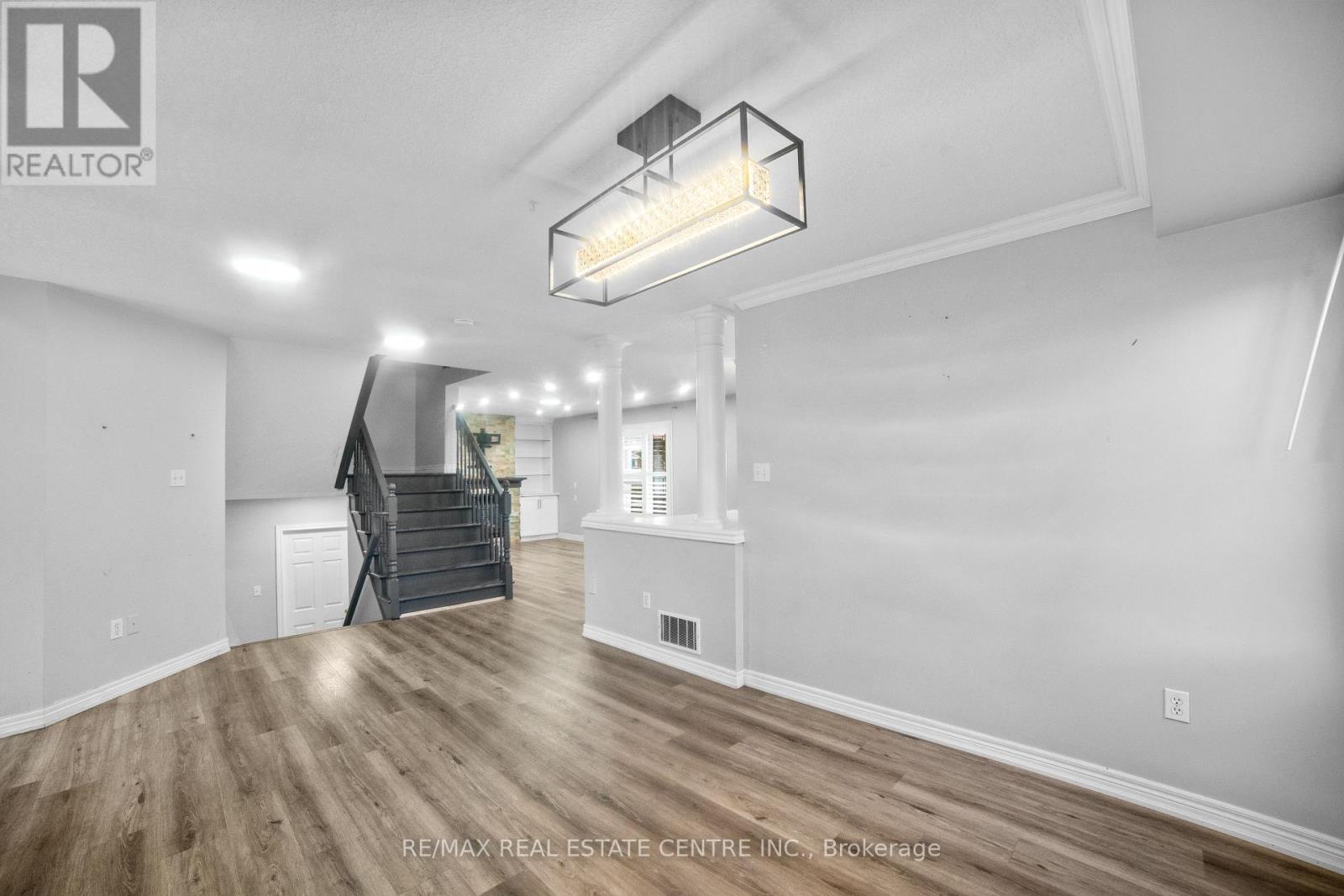 170 Southbrook Drive W, Hamilton (Binbrook), Ontario  L0R 1C0 - Photo 7 - X12472334