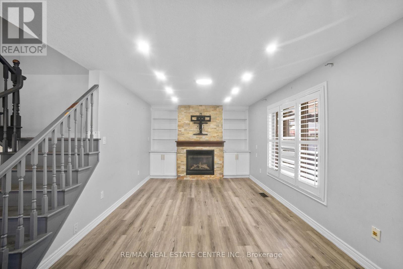 170 Southbrook Drive W, Hamilton (Binbrook), Ontario  L0R 1C0 - Photo 8 - X12472334