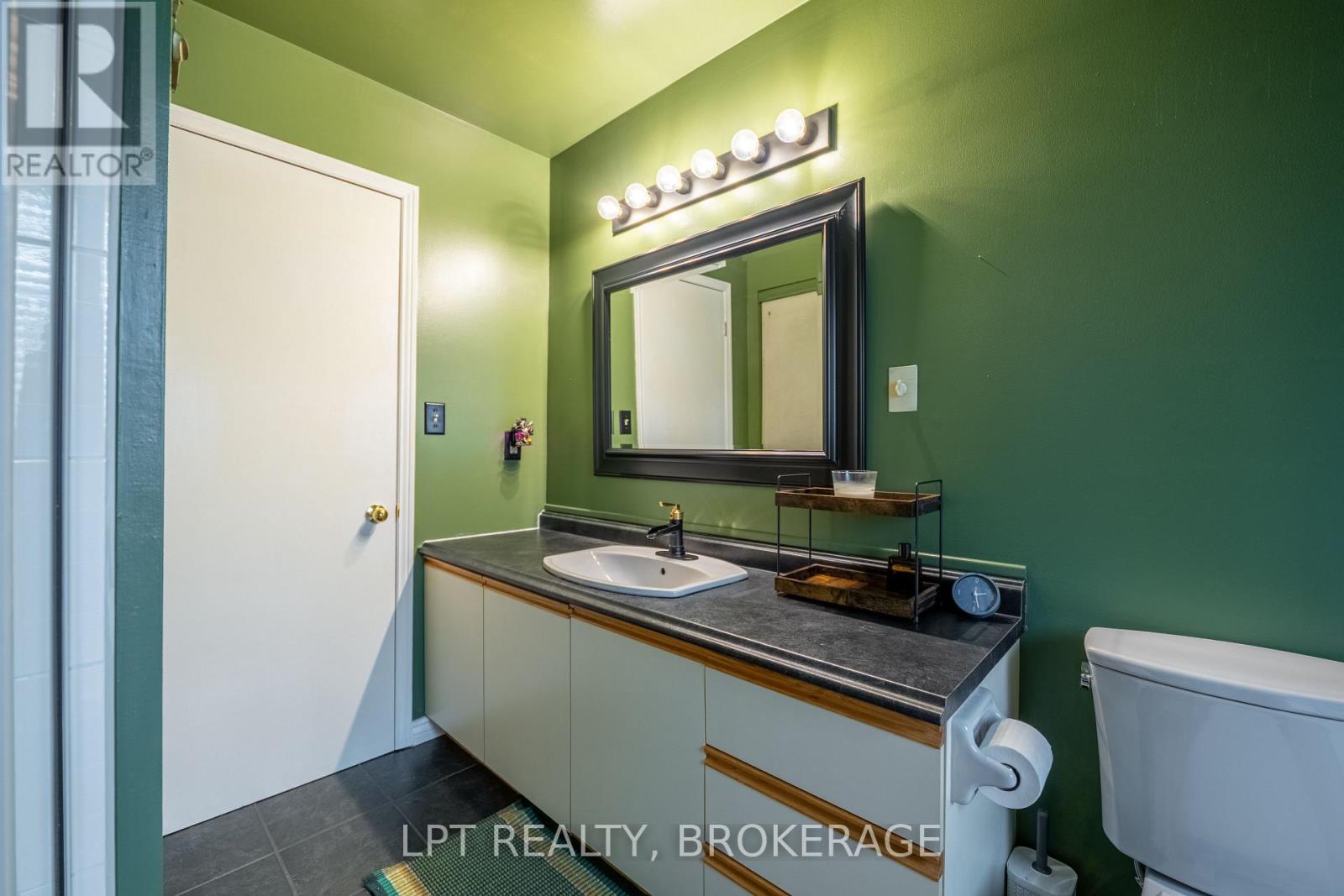 697 Macdonald Drive, Gananoque, Ontario  K7G 3C4 - Photo 11 - X12472432